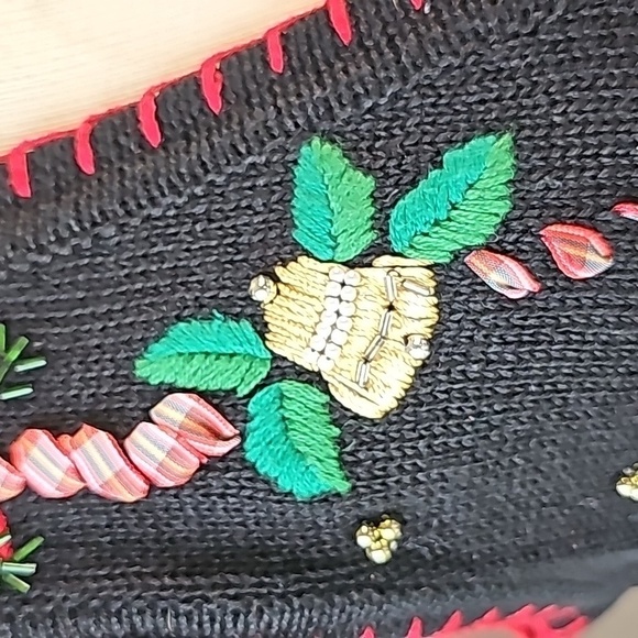 VICTORIA JONES, blank with red and green enbroidery. Size PS Chico - Picture 3 of 11